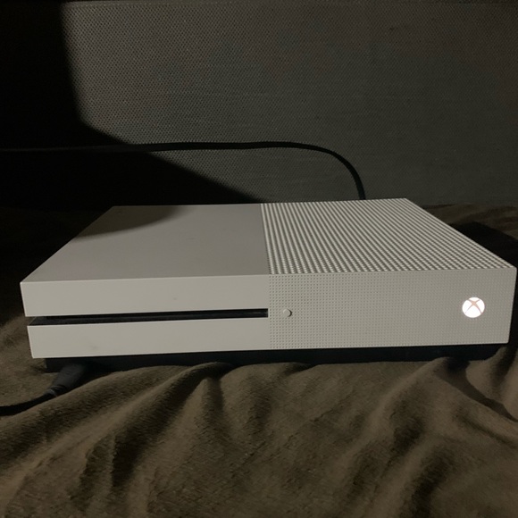 Xbox with sea gate and blue controller - Picture 4 of 5